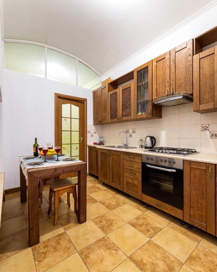 Затишний Відпочинок В Центрі Львова Apartment Luaran gambar