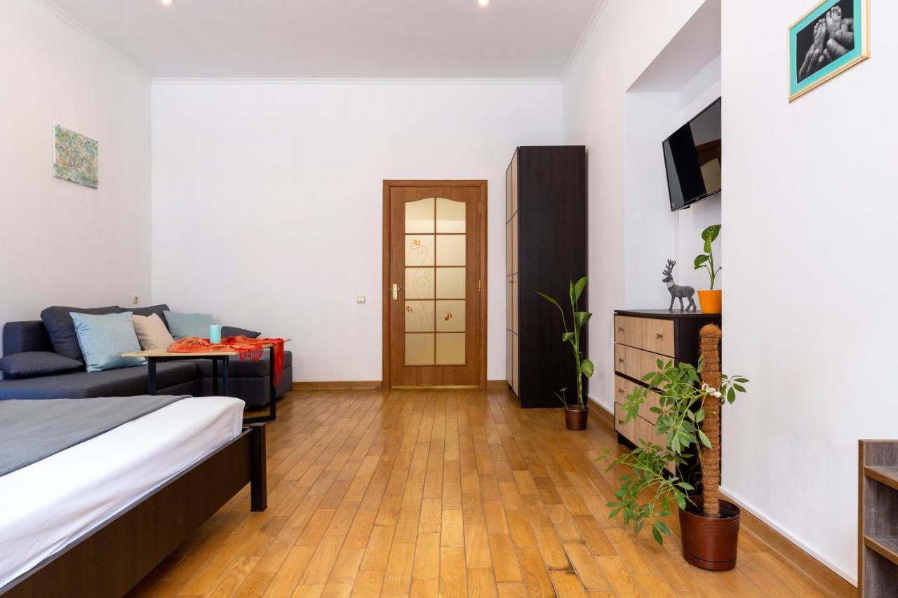 Затишний Відпочинок В Центрі Львова Apartment Luaran gambar